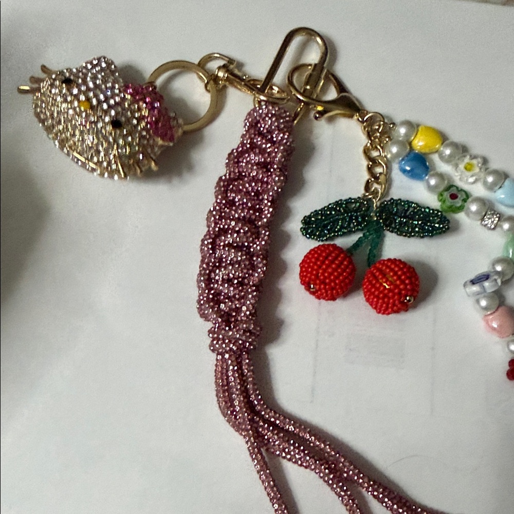 Hello Kitty Sparkling Keychain with Pink Bow - Picture 4 of 5